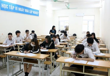 Học sinh Học viện Múa Việt Nam thi các môn văn hoá (Ảnh: HVMVN)
