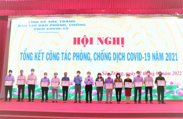 Tặng Bằng khen của UBND tỉnh Sóc Trăng cho các tập thể, cá nhân có thành tích xuất sắc trong công tác phòng, chống Covid-19.