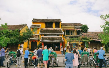 Khách quốc tế đến Hội An. 