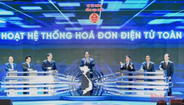 Thủ tướng Phạm Minh Chính và lãnh đạo Bộ Tài chính và Tổng cục Thuế thực hiện nghi thức kích hoạt Hệ thống Hóa đơn điện tử toàn quốc. 