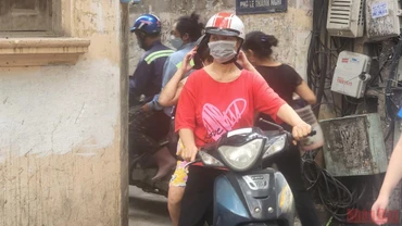 Bà Hường "xe ôm" và cuốc xe đặc biệt của mình. (Ảnh: SƠN BÁCH)