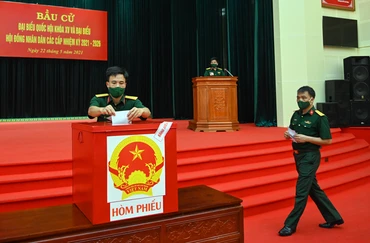 Cử tri khu vực bỏ phiếu số 07, phường Hạp Lĩnh, TP Bắc Ninh (tỉnh Bắc Ninh) bỏ phiếu bầu cử. Ảnh: DUY LINH