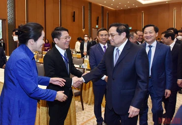 Thủ tướng Phạm Minh Chính với các kiều bào.