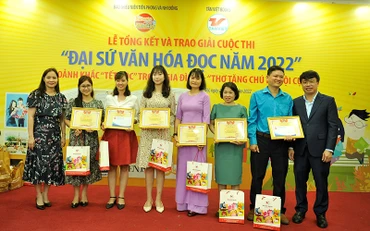 Nhà báo Nguyễn Phan Khuê - Ủy viên Hội đồng Đội Trung ương, Tổng Biên tập Báo Thiếu niên Tiền phong và Nhi đồng, Trưởng Ban tổ chức cuộc thi và bà Kim Thoa - CEO Tân Việt Books trao giải Tập thể cho các đơn vị có thành tích cao trong cuộc thi Đại sứ văn hóa đọc 2022.