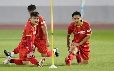 Hùng Dũng (phải) được PTI hỗ trợ 300 triệu đồng điều trị chấn thương. (Ảnh: VFF)