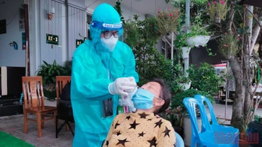 (Ảnh minh họa: Lấy mẫu xét nghiêm tầm soát Covid-19 cho người dân ở thành phố Rạch Giá)