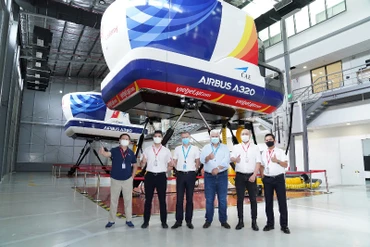 Ông Lương Thế Phúc (Phó Tổng Giám đốc phụ trách đào tạo của Vietjet), ông William Tauzin (Giám đốc AVTC), Cơ trưởng Jean-Philippe Rousseau (Trưởng phòng Huấn luyện bay AVTC), ông Trần Hữu Quốc (Giám đốc VJAA) cùng các học viên đào tạo chuyển loại A320.