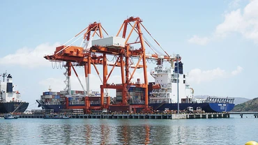 Đứt gãy chuỗi cung ứng khiến hoạt động sản xuất toàn cầu bị đình trệ. Ảnh: NAM HẢI