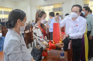 Đồng chí Trần Thanh Mẫn tặng quà cho người nghèo phường Tân An nhân dịp năm mới.