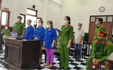 Các bị cáo tại phiên tòa xét xử sơ thẩm.