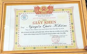 Ông Nguyễn Quốc Khiêm nhận giấy khen của Sở Y tế Thành phố Hồ Chí Minh.