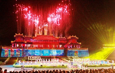 Tiết mục nghệ thuật khai mạc Tuần lễ Festival Huế 2022 với chủ đề “Di sản văn hóa với hội nhập và phát triển”.