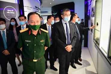 Đoàn lãnh đạo VNA tham quan trụ sở Tập đoàn Viettel trong khuôn khổ sự kiện.