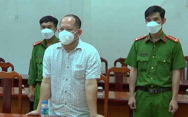 Ông Hồ Hoàng Kiếm, nguyên Giám đốc Ban Quản lý dự án Đông Bắc nghe đọc lệnh bắt tạm giam. Ảnh: HOÀNG GIANG