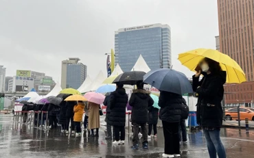 Người dân Seoul xếp hàng chờ xét nghiệm Covid-19 tại 1 điểm xét nghiệm tạm thời ở thủ đô Seoul, Hàn Quốc, ngày 19/3/2022. (Ảnh: Yonhap)
