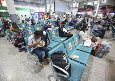 Hành khách thực hiện giãn cách xã hội khi chờ xe ở bến xe Mo Chi, Bangkok. (Ảnh: Bưu điện Bangkok)