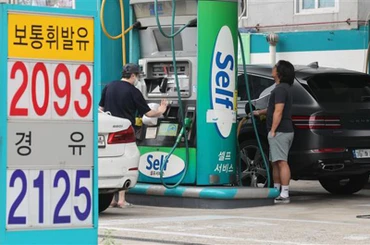 Người dân đổ xăng tại trạm xăng ở Seoul (Hàn Quốc) ngày 17/6/2022. (Ảnh: AFP/TTXVN)