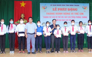 Đại diện lãnh đạo Sở Lao động-Thương binh và Xã hội; Quỹ Bảo trợ trẻ em tỉnh Ninh Thuận trao 10 suất học bổng cho trẻ em nghèo hiếu học trên địa bàn huyện Ninh Sơn.