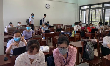 Các thầy cô trường THPT Phan Châu Trinh, Đà Nẵng điều hành thi học kỳ 2 trực tuyến qua nền tảng vnEdu.