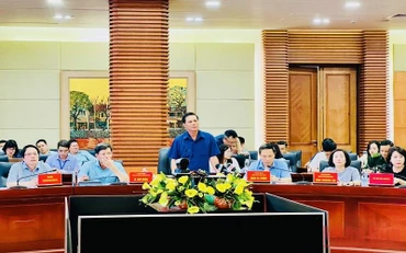 Chủ tịch Ủy ban nhân dân thành phố Hải Phòng làm việc, trao đổi, đối thoại với đại diện các hộ nuôi ngao ngày 20/6.
