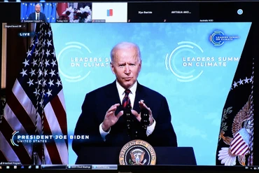 Tổng thống Mỹ Joe Biden được chụp qua màn hình trong phiên họp ngày 22-4 Hội nghị thượng đỉnh trực tuyến về khí hậu toàn cầu. Ảnh: Reuters.