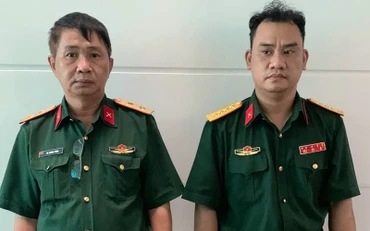 2 đối tượng giả mạo sĩ quan quân đội.