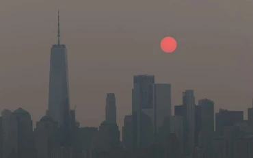 Khói mù mịt bao phủ thành phố New York, bang New York, Mỹ do cháy rừng, 21/7/2021. (Ảnh: Reuters)
