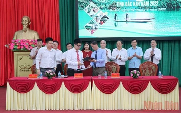 Ký kết biên bản ghi nhớ hợp tác tại hội nghị.