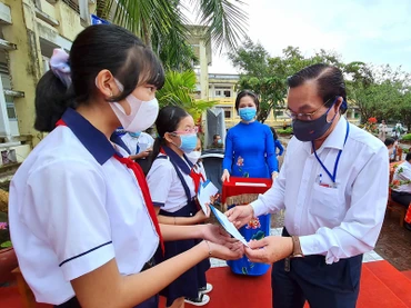 Trao học bổng cho học sinh hiếu học có hoàn cảnh đặc biệt khó khăn sáng 13/9, tại Trường Trung học cơ sở Ngô Quyền.