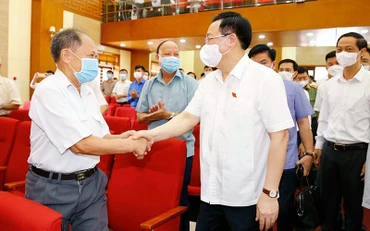 Chủ tịch Quốc hội Vương Ðình Huệ với cử tri huyện Vĩnh Bảo, thành phố Hải Phòng (tháng 5/2021). Ảnh TTXVN 