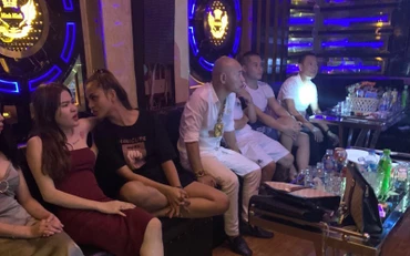 "Dũng trọc" cùng các đối tượng tại quán Kaoraoke.