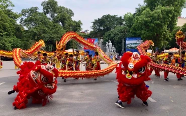 Trình diễn múa rồng tại không gian đi bộ quanh hồ Hoàn Kiếm.