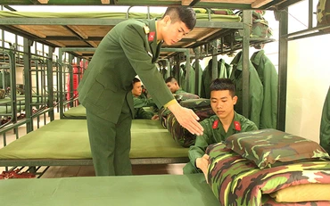 Cán bộ Đại đội 11, Tiểu đoàn 6, Trung đoàn 8, Sư đoàn 395 (Quân khu 3) hướng dẫn chiến sĩ mới cách gấp chăn mùa đông.
