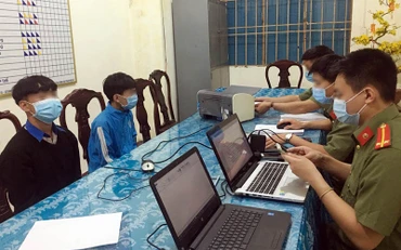 Cơ quan chức năng làm việc với những học sinh liên quan vụ việc.