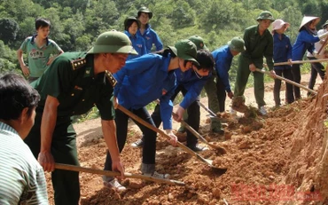 Cán bộ, chiến sĩ Đồn Biên phòng Chi Ma cùng thanh niên tình nguyện làm đường giao thông nông thôn tại thôn Chi Ma (xã Yên Khoái, huyện Lộc Bình, tỉnh Lạng Sơn). (Ảnh: Hùng Tráng)