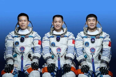 Phi hành đoàn của tàu Thần Châu 12, từ trái qua: Thang Hồng Ba, Nhiếp Hải Thắng, Lưu Bá Minh. (Nguồn: Tân Hoa xã)