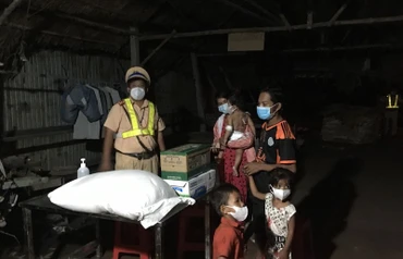 Cảnh sát giao thông Công an tỉnh Bình Dương thăm hỏi, tặng quà cháu bé bị bỏng.