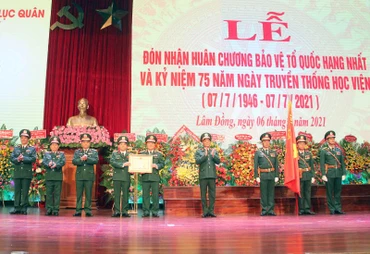 Trung tướng Ngô Minh Tiến trao Huân chương Bảo vệ Tổ quốc hạng nhất do Chủ tịch nước tặng Học viện Lục quân.