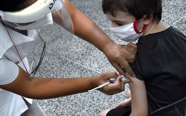 Tiêm vaccine phòng Covid-19 cho trẻ em tại 1 trường học ở thủ đô La Habana, Cuba. (Ảnh minh họa: Tân Hoa Xã)