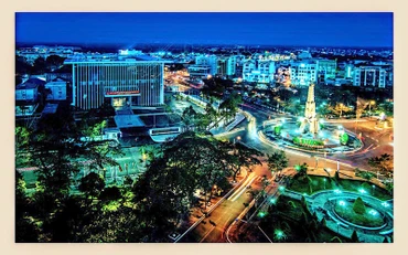 Một góc đô thị TP Cà Mau lung linh về đêm. (Ảnh: NSNA Tạ Hoàng Nguyên)
