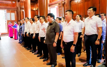 Lãnh đạo các cơ quan báo chí Trung ương và địa phương dâng hương tưởng niệm Chủ tịch Hồ Chí Minh. (ẢNH: PHẠM BẰNG)