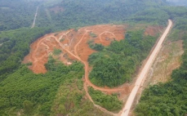 Khu vực mỏ quặng sắt mà các đối tượng khai thác trái phép. (Ảnh: Công an Quảng Bình)