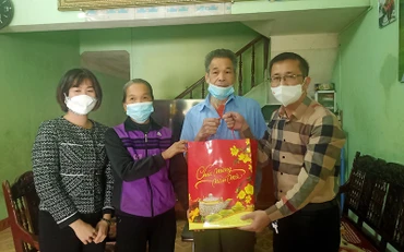 Đại diện Báo Nhân Dân tại Hà Giang trao quà Tết tặng gia đình thương binh Lục Văn Viện, thị trấn Vị Xuyên, huyện Vị Xuyên.