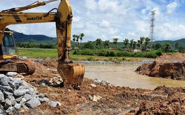 Phương tiện cơ giới xử lý điểm đê bao sông Đồng Nấp ở xã Công Liêm, huyện Nông Cống bị vỡ.