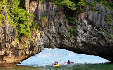 Du khách nước ngoài chèo kayak tại Vịnh Hạ Long. 