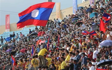 Cổ động viên trên khán đài nhiệt tình cổ vũ cho đội U23 Lào. (Ảnh: TTXVN)