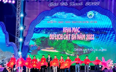 Quang cảnh khai mạc du lịch Cát Bà 2022 tối 7/5.