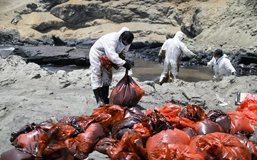 Peru nỗ lực khắc phục hậu quả sự cố dầu tràn. Ảnh REUTERS