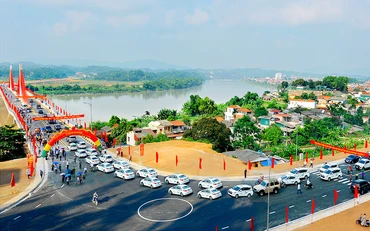 Thông xe cầu Bách Lẫm (Yên Bái). Ảnh: THANH SƠN