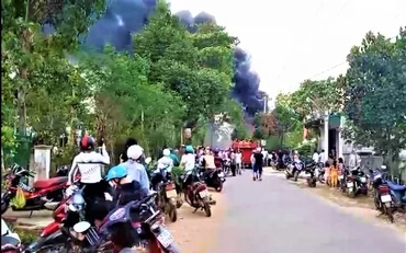 Cột khói vụ cháy bốc cao tới 100m.